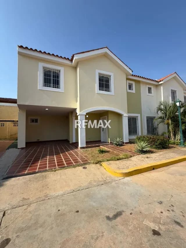 Townhouse en Venta Villa Florencia Av. milagro norte