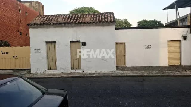 ¡Invierta donde todos lo vean! 800mts² EN Ubicacion inmejorable! Justo frenta a la policlinica portuguesa. En venta terreno y casa