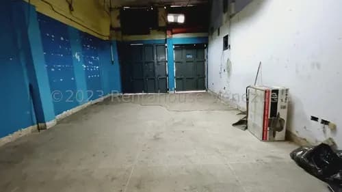 Edificio En Alquiler A Remodelar, Ubicado En Una Zona Altamente Comercial Por Encontrarse Cerca Del C.c. Sambil La Candelaria.