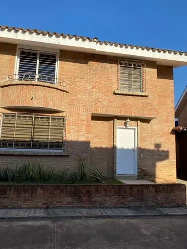 Alquilo Amplio Y Acogedor Townhouse Los Aleros Guataparo, 150mt, 4hab,3 Baños 2 Puestos Pozo Planta 100%