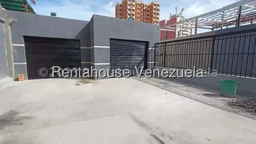 Local Comercial En Alquiler Con Excelente Punto Comercial , Zona Este De Barquisimeto, Diana Blanco, Con Tanque Subterráneo, Cerco Eléctrico, Aire Acondicionado, Zona De Carga Y Descarga.
