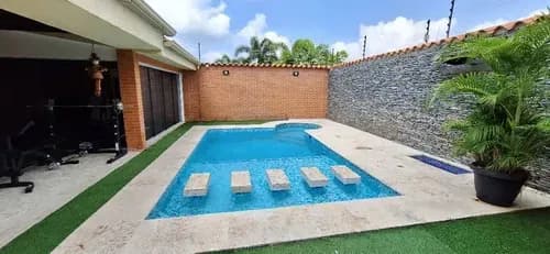 En Venta Casa Amoblada, Con Piscina - Urb. Lomas Del Country, Guataparo, Valencia (o.r)