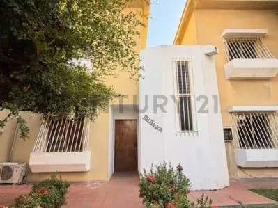 Amplia casa en alquiler en plena avenida de lecheria