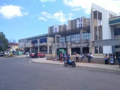 Oficina en el CC Puente Cristal zona central de la ciudad, lista para trabajar