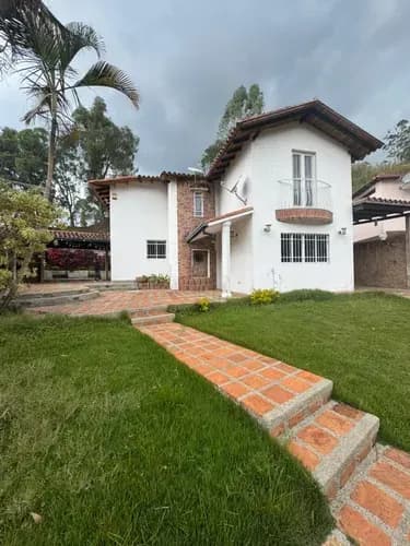 Casa En Colinas De Carrizal De Estilo Moderno Vs Contemporáneo Con Amplias Áreas Sociales Y Bellas Áreas Verdes