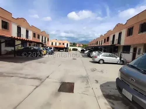 Townhouse En Venta En Naguanagua Edo. Carabobo Excelente Ubicación Vigilancia Maletero Parrillera