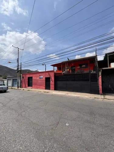 Casa En Venta Urb. La Cooperativa Una Propiedad Versátil, Amplia Y Con Gran Potencial Tanto Residencial Como Comercial