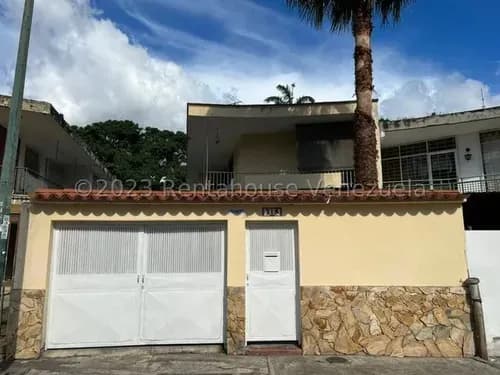 Amplia Casa En Alquiler, Con Céntrica Ubicación, Cuenta Con 462 Metros Calle Cerrada Con Vigilancia Privada En Los Ruices Mls #26-13800