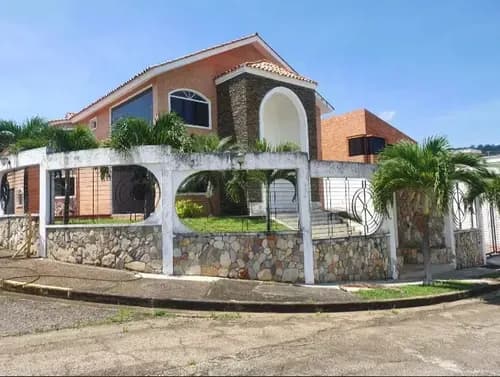 Fernando & Yosmar Venta De Hermosa Casa En Altos De Guataparo De Oportunidad