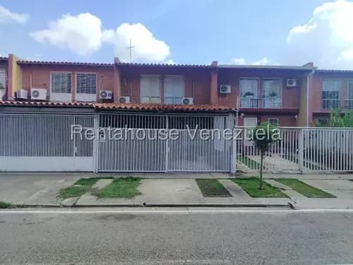 María Valera Vende Amplio Y Espacioso Townhouse Al Este De Barquisimeto, Espacios Para Remodelar A Tu Gusto, Gas Directo, Agua Constante.