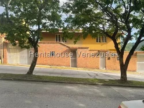 (cliente Directo) Venta 26-20491 Oportunidad Única De Los Mejores Precios En La Lagunita. Casa De 3 Niveles Y 290 M2 Lista Para Remodelar Y Diseñar A Tu Gusto.