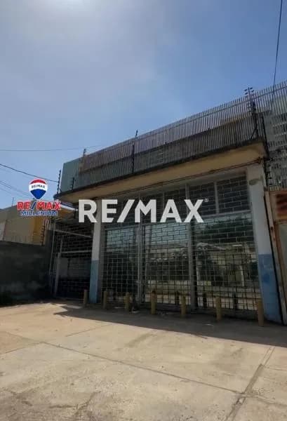 Alquiler de local comercial con oficinas y depósitos en calle 79 a una cuadra de Bellavista