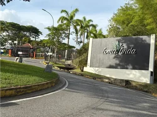 En Venta Pb 202m2, 3h+s, 4b, 3p.e, Urb. Loma Linda