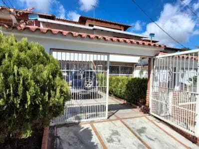 Se vende casa con anexo Los Teques San Omero via Lagunetica