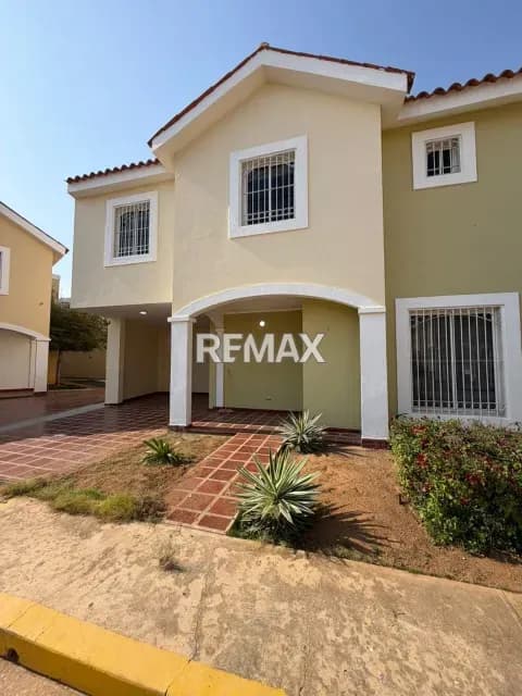 Townhouse en Alquiler Villa Florencia Av. milagro norte