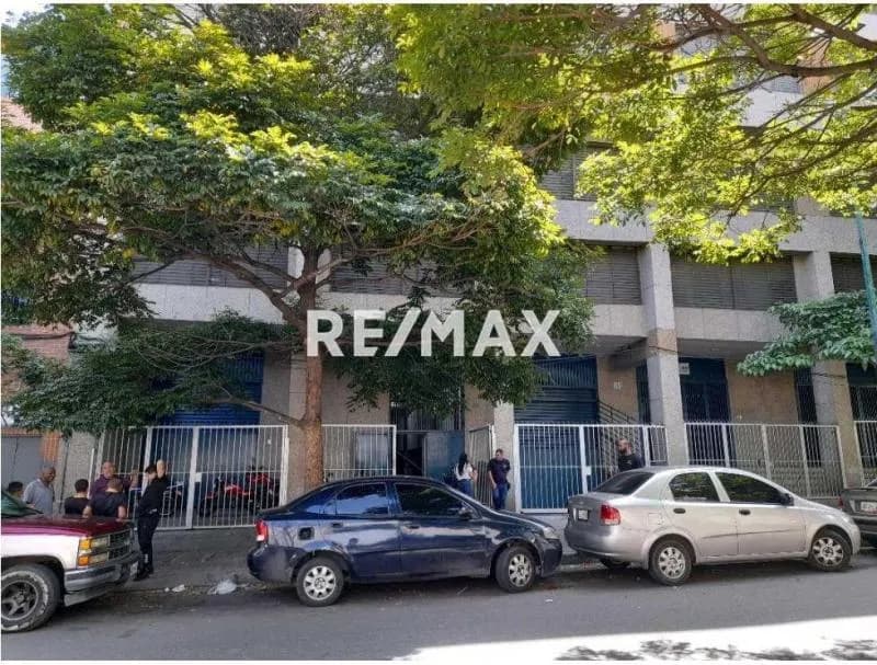 Se alquila local comercial de 174m2. Catia a pie de calle