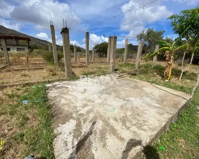 ¡TERRENO EN VENTA! ASEGURA EL FUTURO DE TU FAMILIA EN EL CERCADO. TERRENO CON SERVICIOS, TANQUE DE 30.000L Y 112M² DE ESTRUCTURA LISTA. COMODIDAD Y PAZ A MINUTOS DE PLAYA CARIBE, ISLA DE MARGARITA.