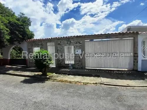 Jip 25-16390. Rentahouse Alquila Comoda Casa En Urbanismo Cerrado De 208.55mts2. 3 Hab, 2 Salas De Baños. En Urb. Los Overos. La Encrucijada