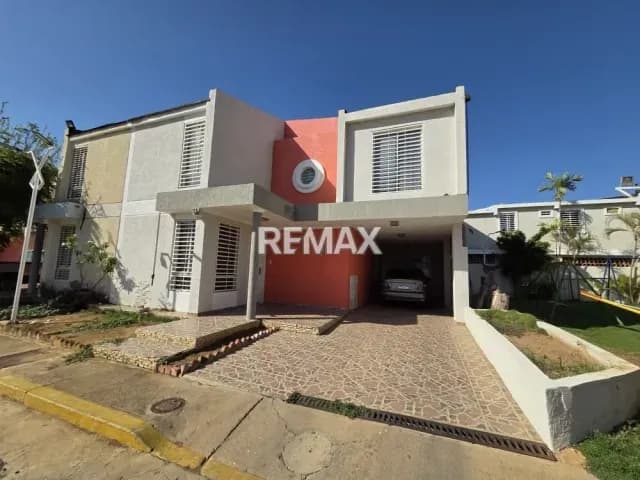 TOWNHOUSE EN VENTA EN EL CONJUNTO RESIDENCIAL ACUARELAS DEL SOL, ZONA NORTE