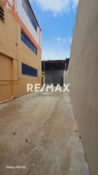Local y Galpón de 360mtrs2 ubicado en Centro de Barquisimeto calle 33 entre carreras 14 y 15.
