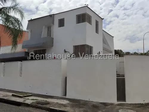 Hermosa Casa En Venta En Calle Cerrada Esquina, Espacios Amplios E Iluminados, Akmg Trigal Norte Valencia 26-7124