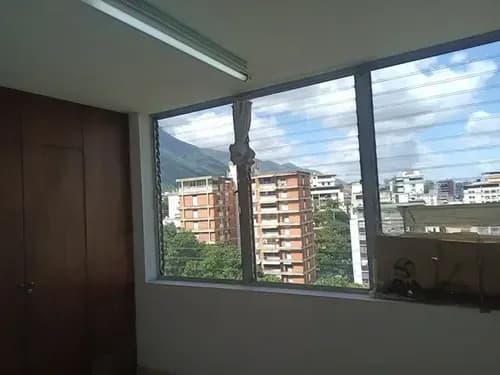 ¡económico! Alquiler De Oficina De 20 Mtrs2 Con Vigilancia Privada En Los Caobos