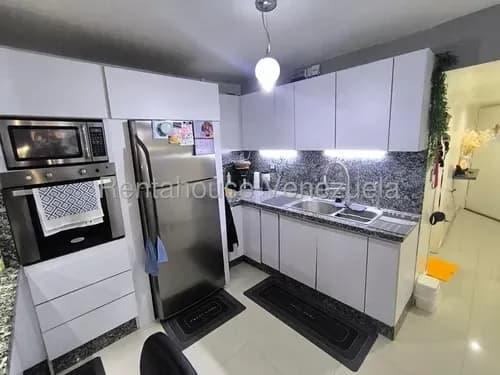Bello Apartamento Moderno, Acogedor Y Listo Para Habitar. Hermosa Cocina Empotrada De Isla Con Tope De Granito, Amoblado, Listo Para Convertirlo En Su Proximo Hogar. Dispone De Un Puesto Techado
