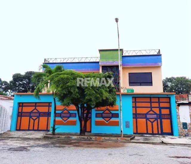 Se vende casa quinta de tres niveles a estrenar con gran potencial comercial, en especial para realizar un centro médico, alquiler de apartamentos