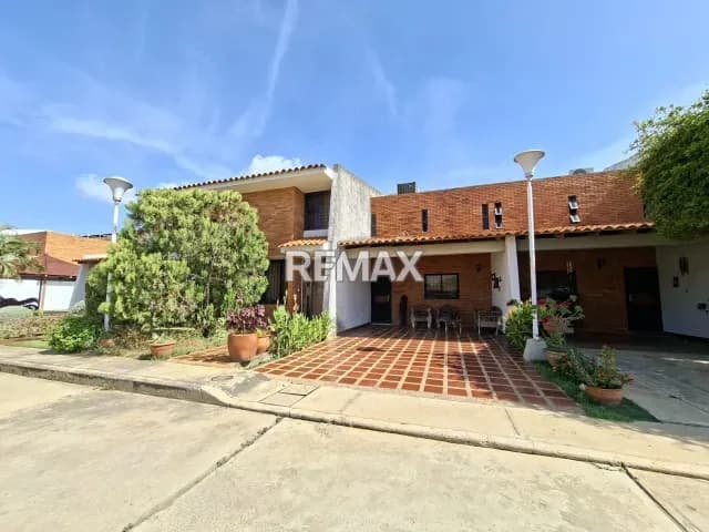 CASA EN VENTA EN LOS PINOS ZONA OESTE