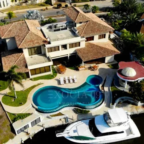En Alquiler Villa Con Canal