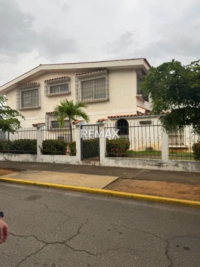 VENDE CASA EN LA URB. LA ESTRELLA