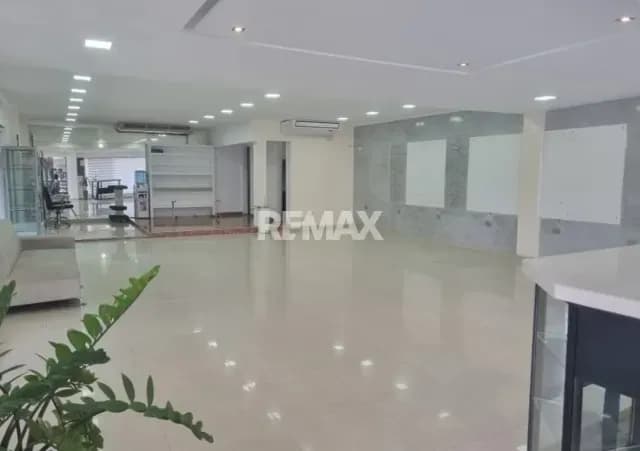Se alquila espléndido local comercial
