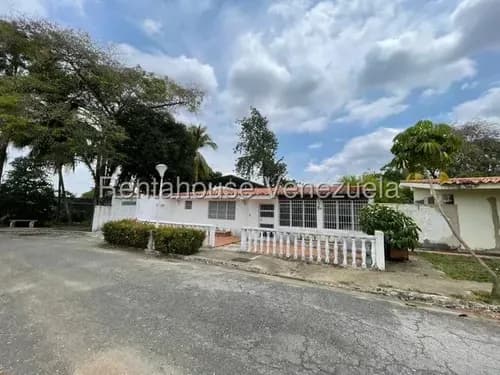 Jesus Teran Vende Linda, Espaciosa Y Comoda Casa Con Amplio Terreno Ubicada En Conjunto Privado En La Piedad De Cabudare. 26-17091