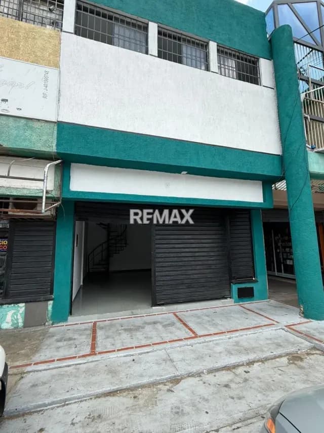 Se alquila local comercial. Centro de Punto Fijo
