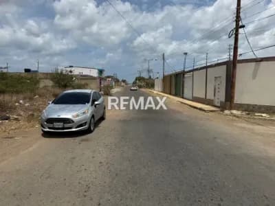 Terreno en venta en Avenida Girardot, Centro, Punto Fijo, Falcón, 4102, VEN - $7k