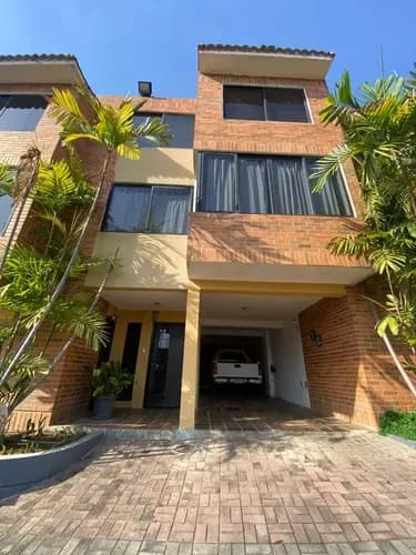 Espectacular Townhouse Totalmente Amoblado En Conjunto Cerrado Con Piscina, Tanque Interno Y Fachada En Tablilla Urbanización Lomas Del Este, Residencias Lomas Alto