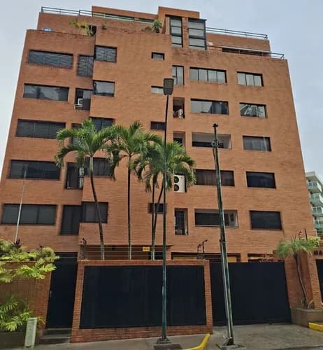 Se Vende Ph Duplex En Su Planta Baja 93,82 M2, Planta Alta 24 M2 Y Terraza Descubierta 73,09 M2, Ubicado En La Urbanización San Marino Chacao . Ubicación Privilegiada.