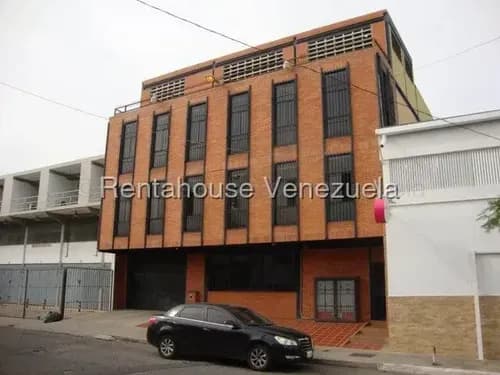 Edificio En Venta De Poca Data, Con Tanque Susbterraneoy Luz Trifasica. Carlina M. Vende