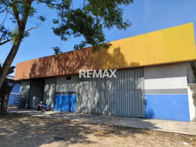 Se alquila amplio galpón comercial ubicado estratégicamente sobre la avenida principal del Aeropuerto