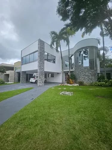 Venta De Lujosa Y Exclusiva Propiedad G.g