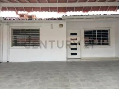 Casa en Venta con Piscina Urbanización Agua Clara