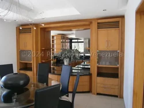 Kc.g #24-13985 Moderna Y Espaciosa Casa Múltiples Niéveles Completamente Remodelada, Clima De Montaña Con Bella Vista Panorámica San Antonio De Los Altos Club De Campo