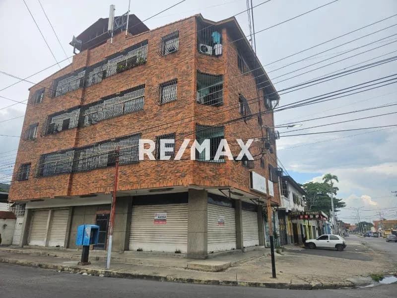 Local en Planta Baja Avenida Principal La Cooperativa