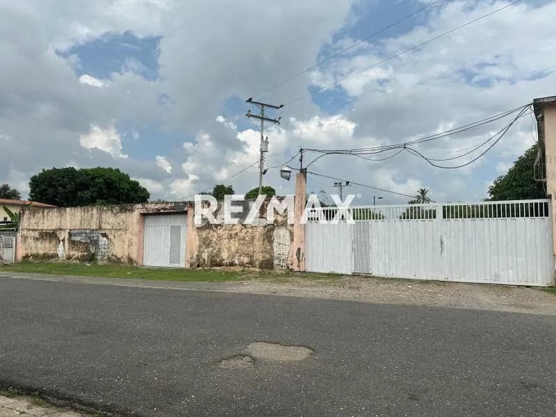 VENDO CASA CON TERRENO AMPLIO