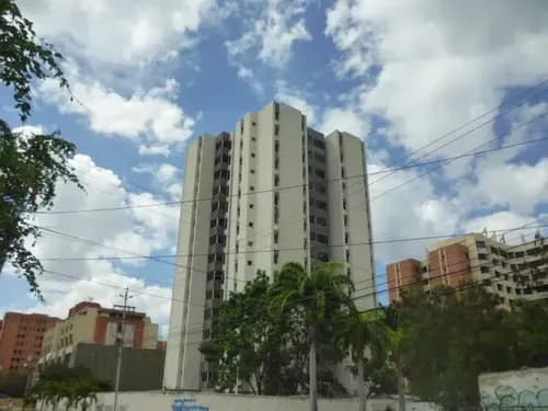 Naudy Escalona & Maribel Morillo Asesores Inmobiliarios De Rentahouse Venden Amplia Apartamento En Zona Este De Barquisimeto 26-5185 Lara