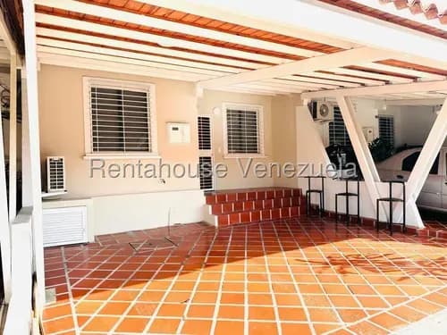 Karen García Vende Hermosa Casa En Cabudare, Con Bella Cocina Con Desayunador, Pisos De Cerámicas, Habitaciones Con Closets Y Aire Acondicionado.