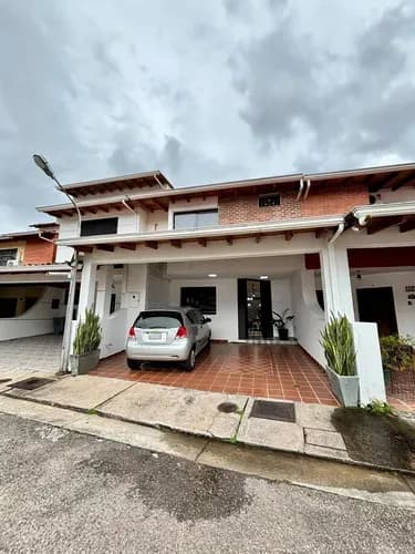 Casa En Urbanización Las Marianas, Sector Las Acacias