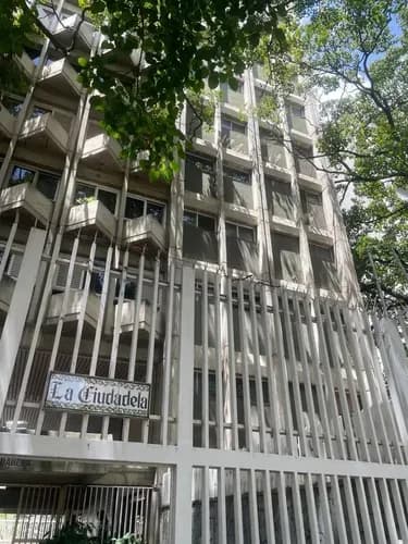 Venta Apartamento Urb. La Florida, 185 Mts2. 4 Habitaciones, 3,5 Banos, Amplia Cocina, Lavandero, Ascensor Privado Y De Servicio. De Facil Acceso . Negociable.