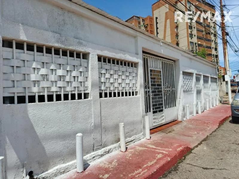 Vende amplia casa comercial en Av 16 Detras de la bomba el Carmen Excelente ubicación comercial