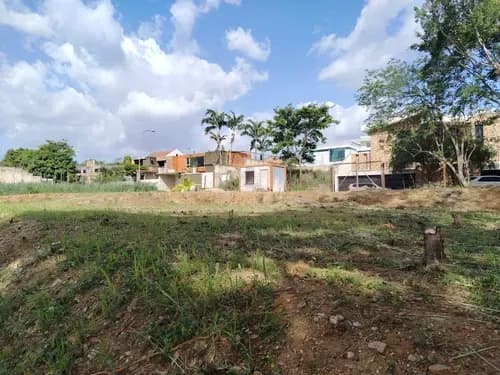 Terreno En Altos De Guataparo 1200 Mts2 De Terreno Vista Al Campo De Golf Hoyo 14 Papeles Al Dia Muro De Contención Completo Zonas Verde Adjunta Impuestos Al Dia Precio : 800.000$ Asesora Inmobiliar